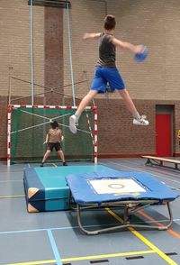 Handbal met trampoline springen